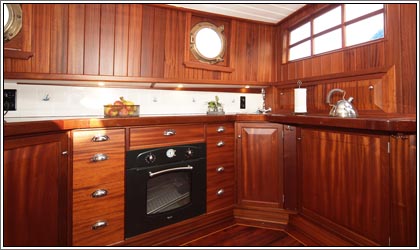 Aaltje Engelina Küche und Salon hinten