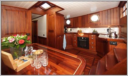 Aaltje Engelina Küche und Salon hinten