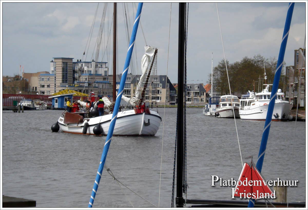 Lemsteraak VROUWE FRANCISKA in haven Sneek